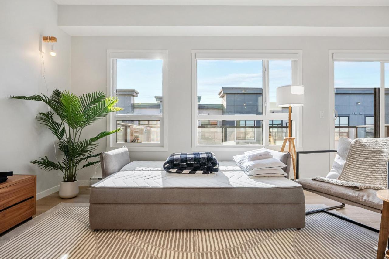 Large Open Concept Luxury With Ac, 70