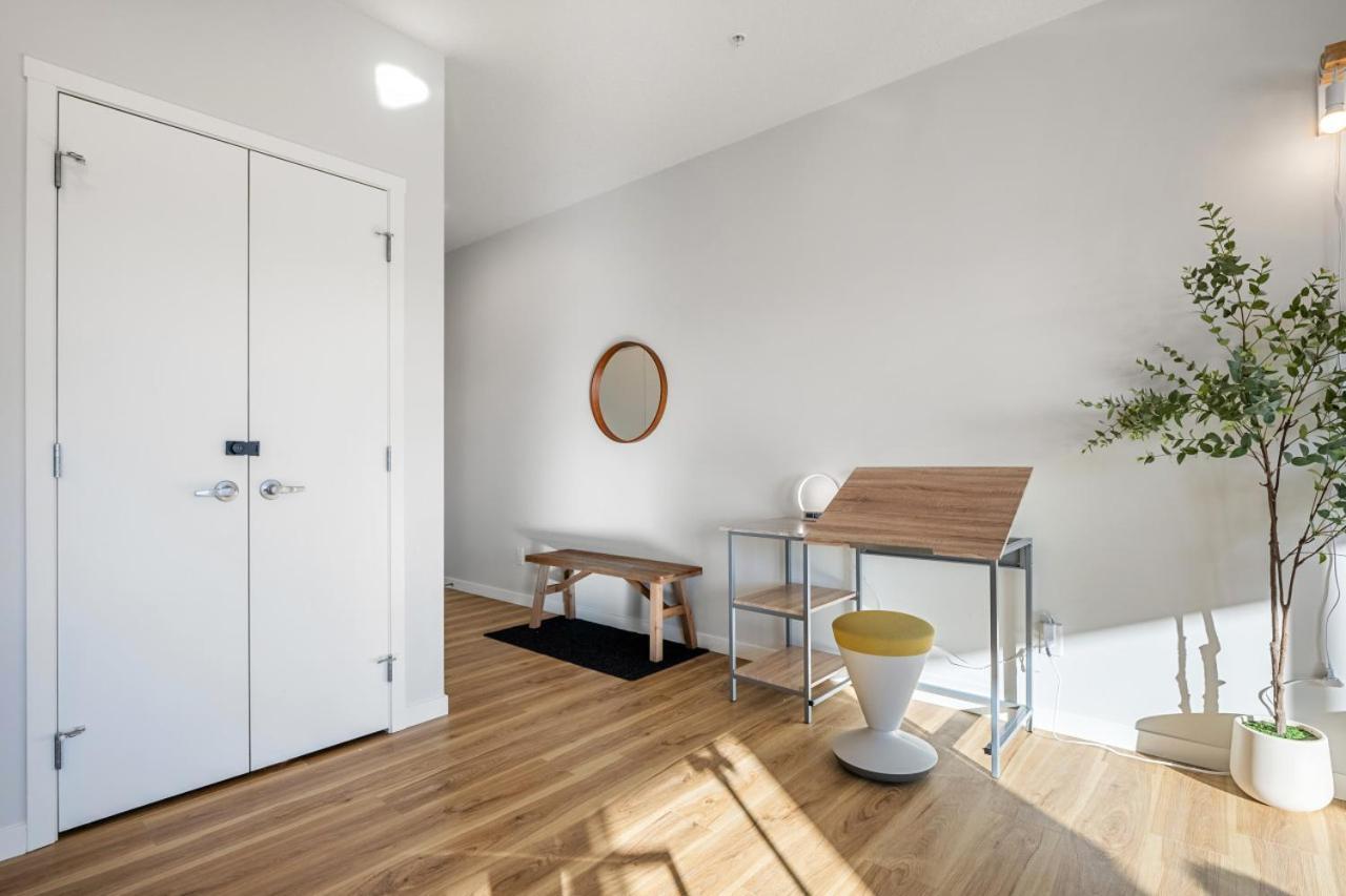 Large Open Concept Luxury With Ac, 70